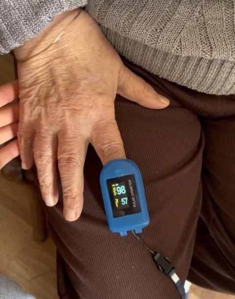 Measuring oxygen saturation with a pulse oximeter during a home nursing visit
